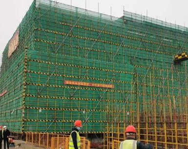 建筑工地上使用爬架葫蘆搭建防護(hù)網(wǎng)